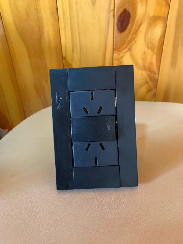 LLAVE ARMADA NEGRA 1 INT/2 TOMA 10A CIOCCA PLAST