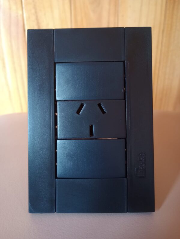 LLAVE ARMADA NEGRA 1 TOMA L. RECTA CIOCCA PLAST BARI