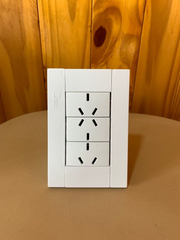 LLAVE ARMADA L/RECTA 3 TOMA 10A CIOCCA PLAST