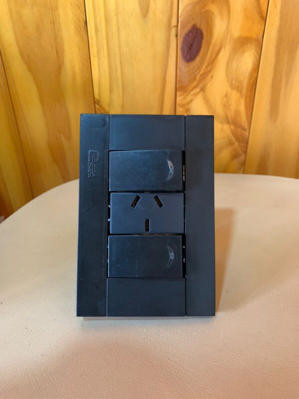 LLAVE ARMADA NEGRA 2 INT/1 TOMA 10A CIOCCA PLAST