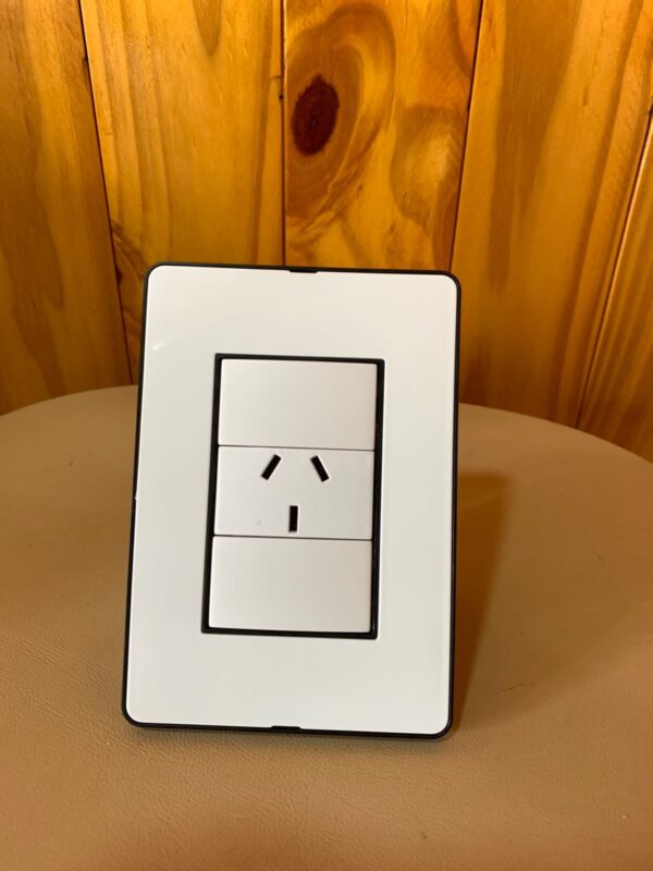 LLAVE ARMADA L/MAAT BLANCO-NEGRO 1 TOMA CIOCCA PLAST