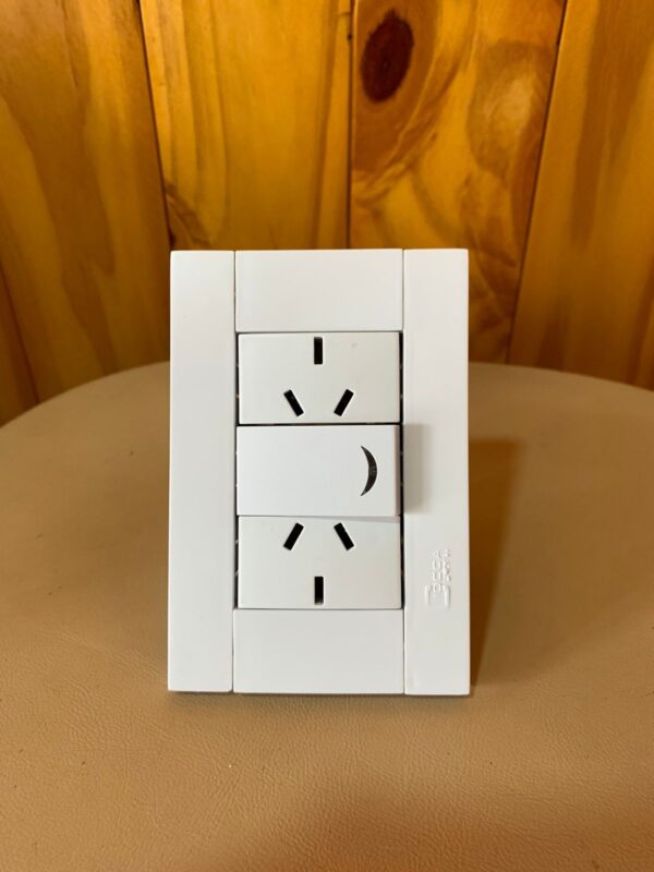 LLAVE ARMADA L/RECTA 1 INT/2 TOMA 10A CIOCCA PLAST