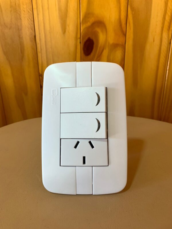 LLAVE ARMADA BLANCA 2 INT/1 TOMA 10A CIOCCA PLAST