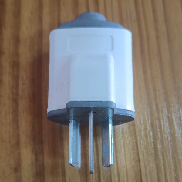 FICHA MACHO TRIPOLAR C/PRENSA CABLE (100)