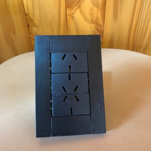 E8310010_001-1.jpg LLAVE ARMADA NEGRA 3 TOMA 10A CIOCCA PLAST
